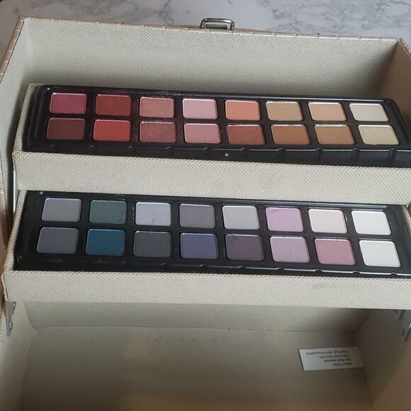 MakeUp Case with Eyeshadow & Brushes - Picture 8 of 9